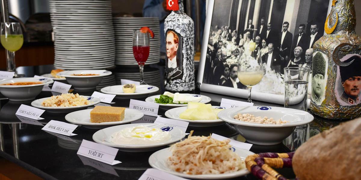 DAÜ Turizm Fakültesi’nde Atatürk’ün Sevdiği Yemekler Sunuldu